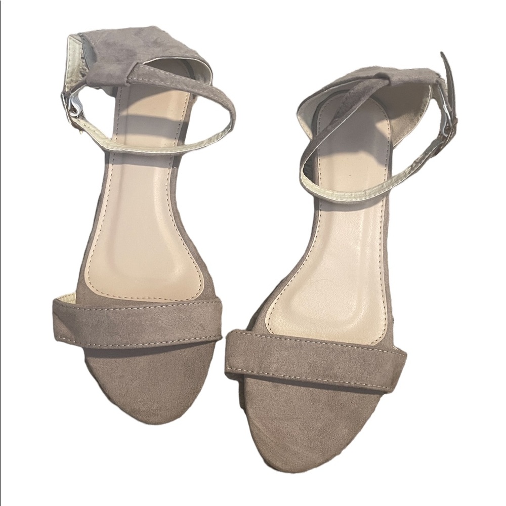 🎉SALE🎉 4 FOR $15! NEVER WORN Gray/Taupe strappy low wedge heel, size 9